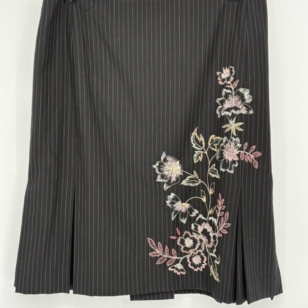 🪁 LOFT box pleated Black Pinstripe Skirt with Floral Embroidery